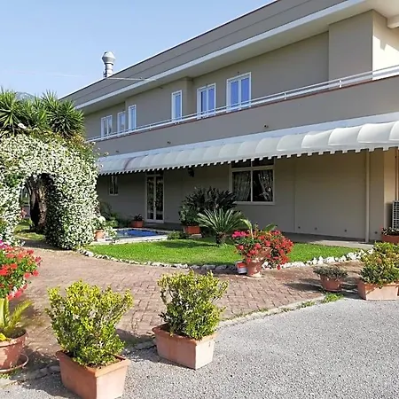 Saturnia Garden